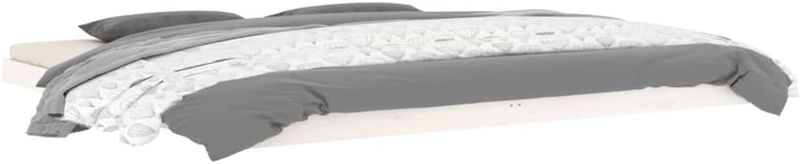 Weiss lackiertes Kiefernmassivholzdoppelbett, robuster Bettrahmen mit stabilem Lattenrost fuer grosszuegige Schlafbereiche 200 x 200 cm